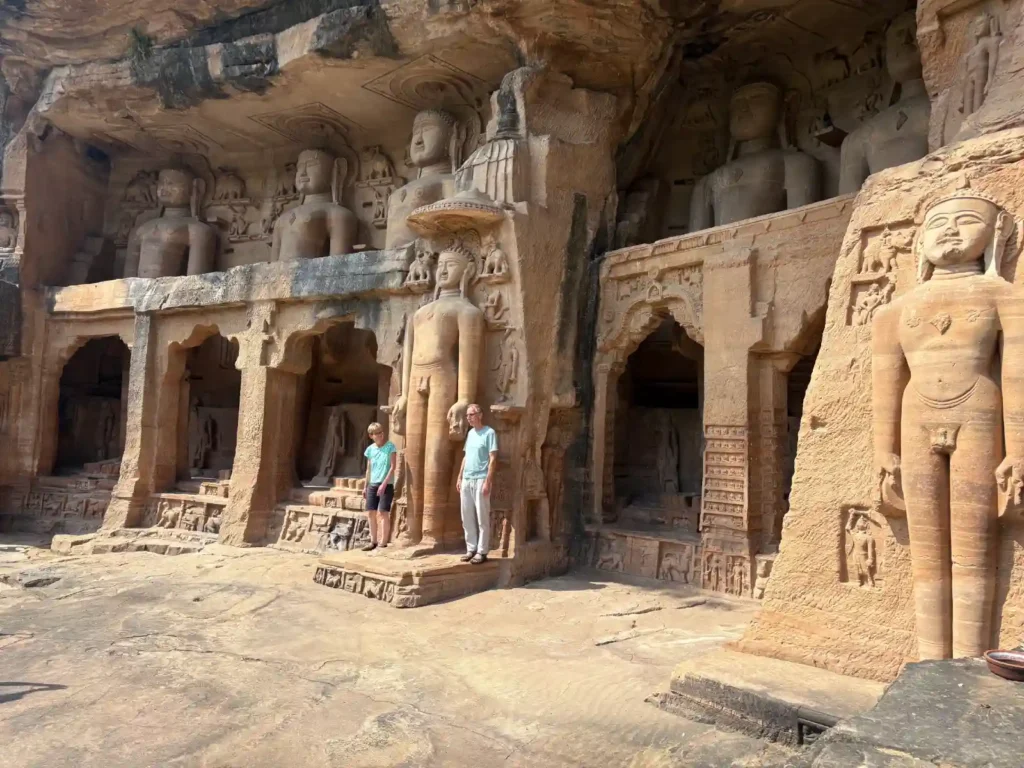 Gwalior-Festung, Jain‑Figuren, Monolithen