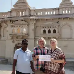 2. Privatreisen mit Chauffeur und örtlichen, wechselnden Reiseleitern. Wo verfügbar sind.