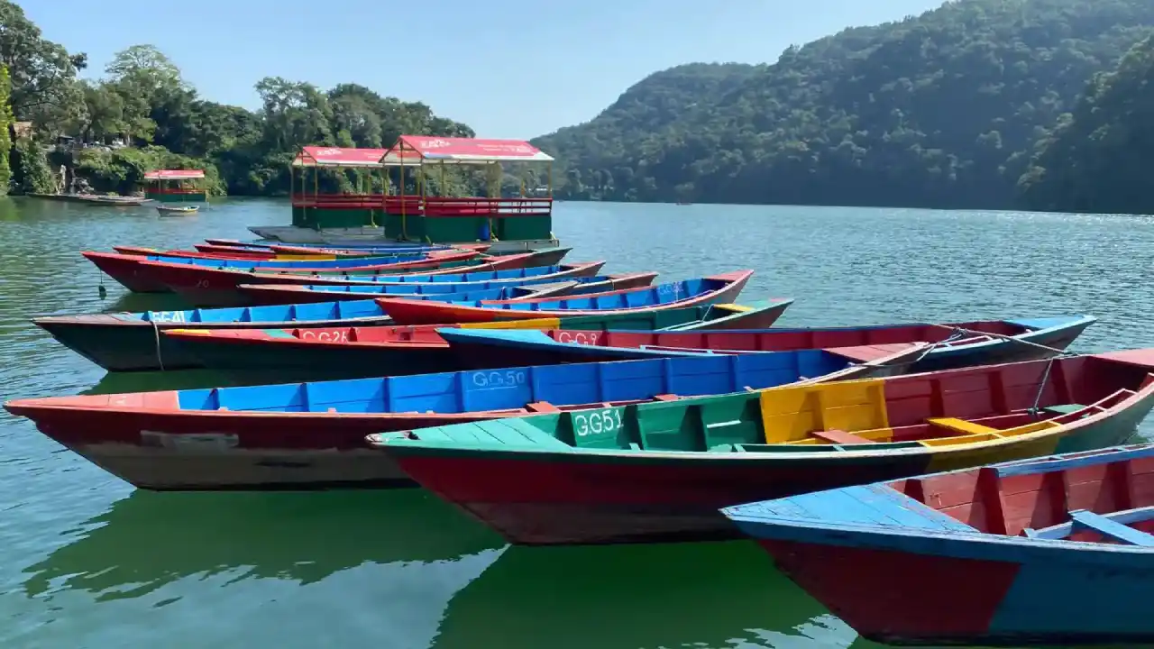 Poots auf der Phewa-See Nepal Pokhara
