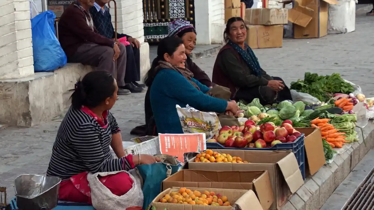 Ladakhi Frauen verkaufen die Gemuese